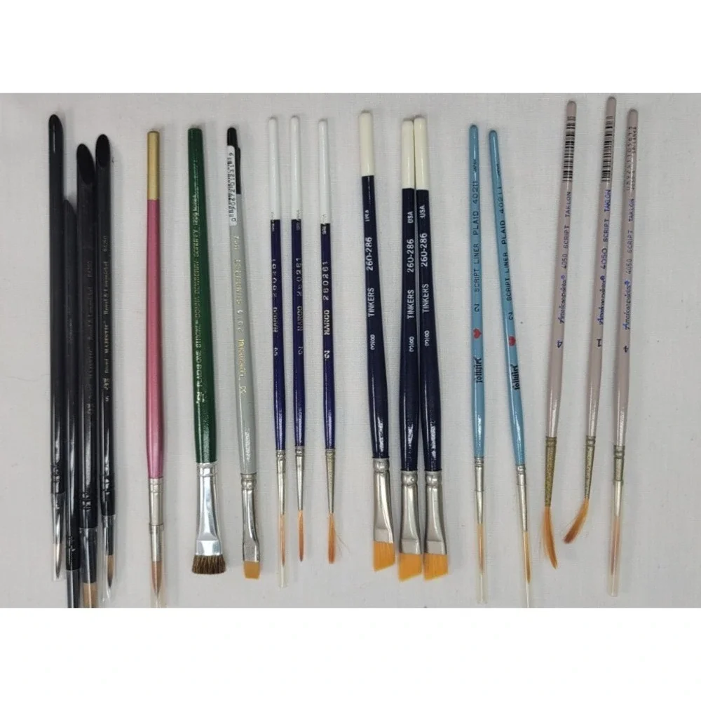 70 Plus New Craft Paintbrushes‎ Mostly Royal Some Loew Cornell comes with Holder